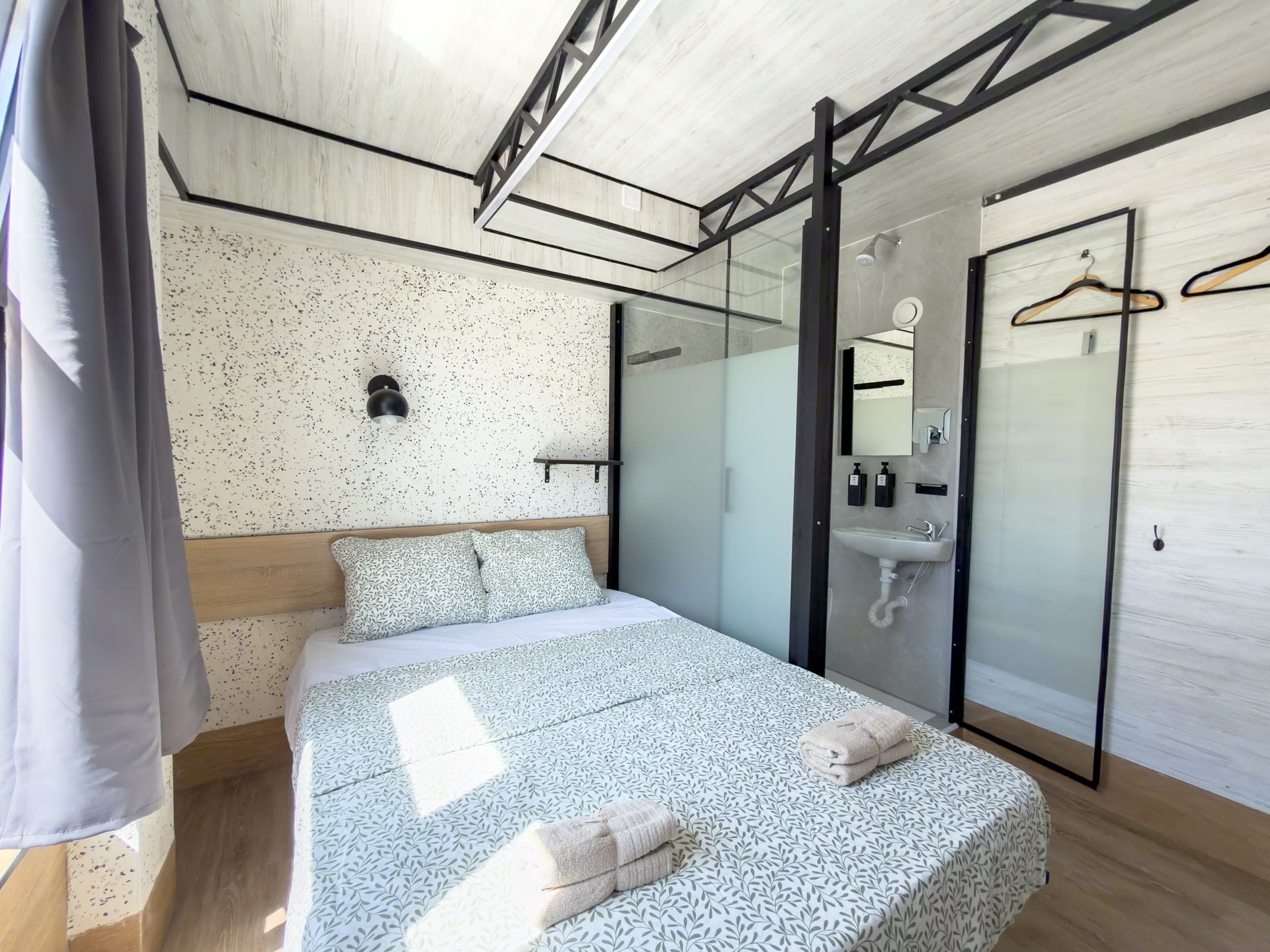 Фотография номера Двуспальная · Свой санузел · 1 этаж в Almorada Cabins