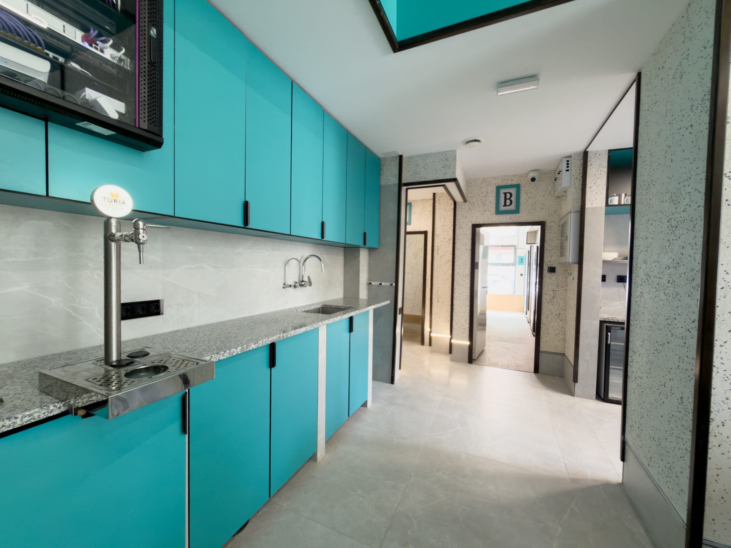 Общая кухня для гостей Almorada Cabins в Валенсии