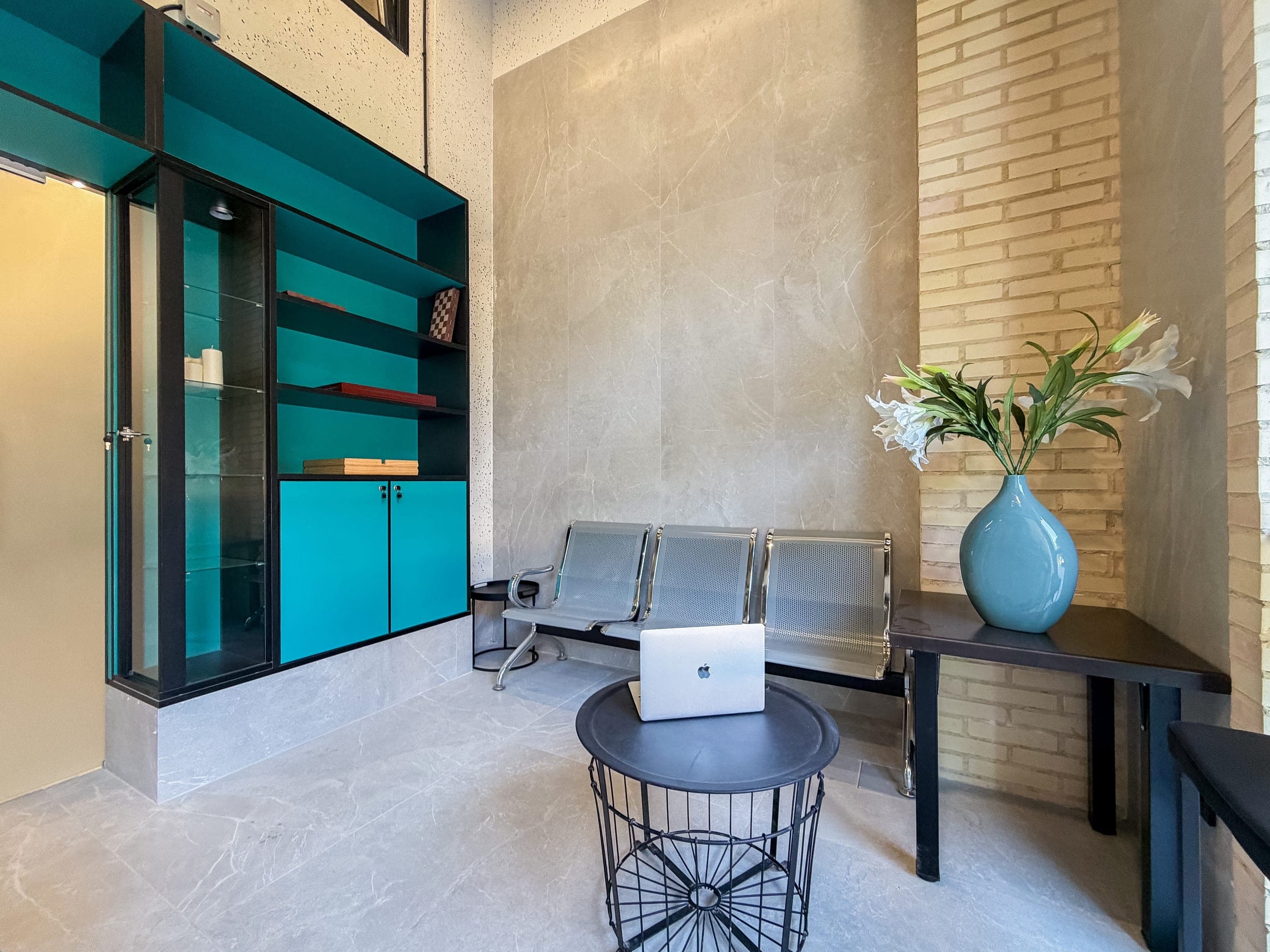Стойка регистрации Almorada Cabins в Валенсии